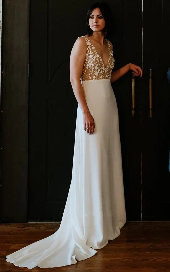 Vestido de novia sencillo de satén con escote en V, espalda baja y apliques en forma de A